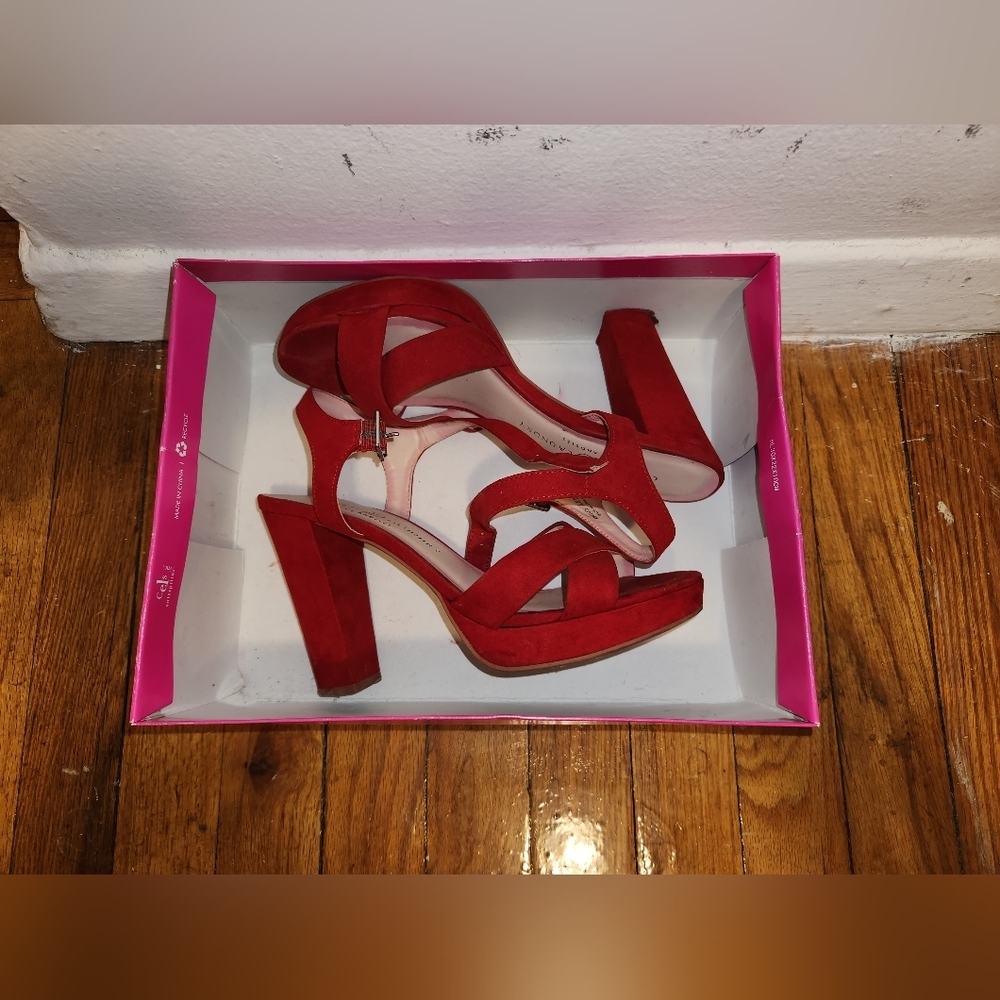 Women's RED Chinese Laundry High heel shoes, size 8.5M